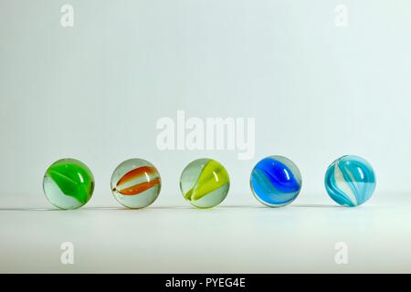 Vetro colorato marmi againist sfondo bianco, divercity concept Foto Stock