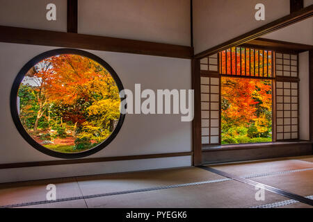 Famoso Genko-un tempio con una finestra di illuminazione ed una finestra di illusione a giornata autunnale, Kyoto, Kansai, Giappone Foto Stock