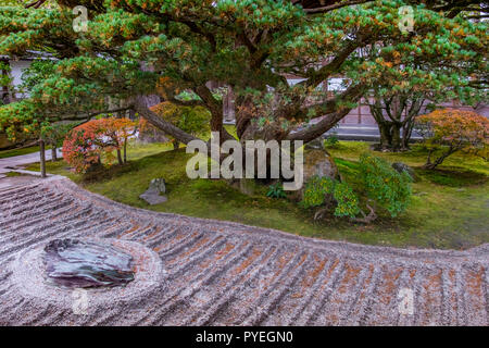 Famoso Ginkaku-ji (Padiglione di Argento) ufficialmente denominata Jishō-ji ("tempio di misericordia splendente") a giornata autunnale, Kyoto, Kansai, Giappone Foto Stock