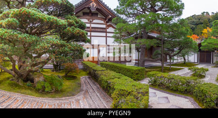 Famoso Ginkaku-ji (Padiglione di Argento) ufficialmente denominata Jishō-ji ("tempio di misericordia splendente") a giornata autunnale, Kyoto, Kansai, Giappone Foto Stock