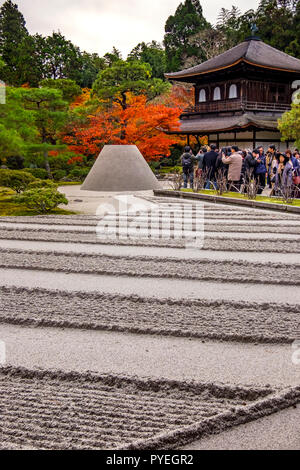 Famoso Ginkaku-ji (Padiglione di Argento) ufficialmente denominata Jishō-ji ("tempio di misericordia splendente") a giornata autunnale, Kyoto, Kansai, Giappone Foto Stock