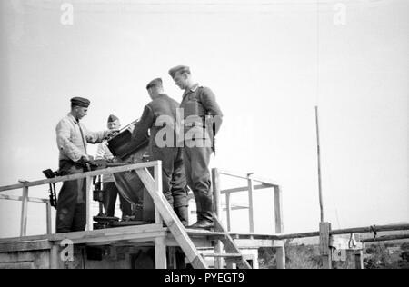 Wehrmacht Luftwaffe Suchscheinwerfer / Flakscheinwerfer - German Air Force Searchlight / Anti faro di aeromobili Foto Stock