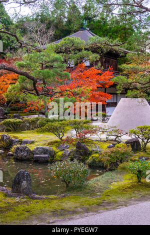 Famoso Ginkaku-ji (Padiglione di Argento) ufficialmente denominata Jishō-ji ("tempio di misericordia splendente") a giornata autunnale, Kyoto, Kansai, Giappone Foto Stock