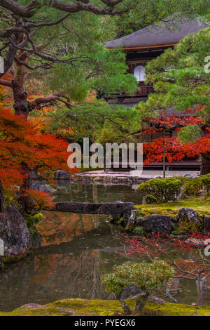 Famoso Ginkaku-ji (Padiglione di Argento) ufficialmente denominata Jishō-ji ("tempio di misericordia splendente") a giornata autunnale, Kyoto, Kansai, Giappone Foto Stock