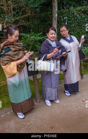 Famoso Ginkaku-ji (Padiglione di Argento) ufficialmente denominata Jishō-ji ("tempio di misericordia splendente") a giornata autunnale, Kyoto, Kansai, Giappone Foto Stock