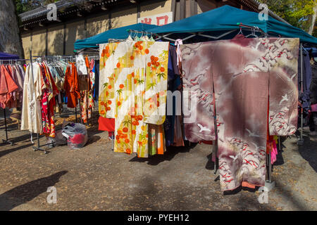 Kitano Tenmangu Mercato sulla giornata autunnale, Kyoto, Kansai, Giappone Foto Stock