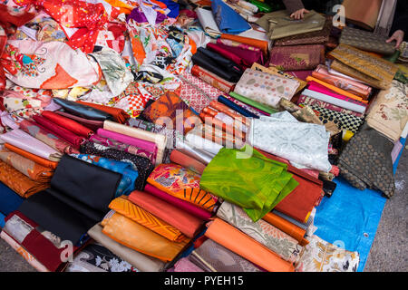 Kitano Tenmangu Mercato sulla giornata autunnale, Kyoto, Kansai, Giappone Foto Stock