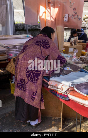 Kitano Tenmangu Mercato sulla giornata autunnale, Kyoto, Kansai, Giappone Foto Stock