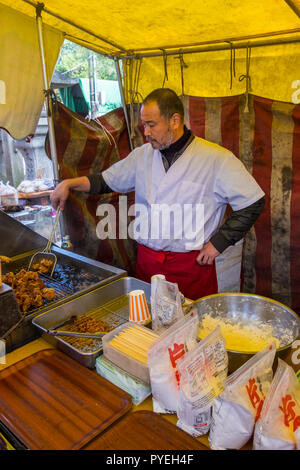 Kitano Tenmangu Mercato sulla giornata autunnale, Kyoto, Kansai, Giappone Foto Stock