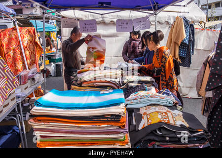 Kitano Tenmangu Mercato sulla giornata autunnale, Kyoto, Kansai, Giappone Foto Stock