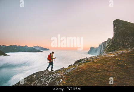 L'uomo avventuriero esplorando montagne al tramonto escursioni con zaino in viaggio heathy lifestyle adventure concept vacanze attive outdoor da viaggio in Norvegia Foto Stock