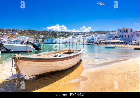 Dal porto di Mykonos con barche e mulini a vento in serata, Cicladi, Grecia Foto Stock