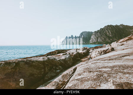 Okshornan picchi e di mare in Norvegia, Isole Senja paesaggio balneare percorsi di viaggio scenario estivo Foto Stock