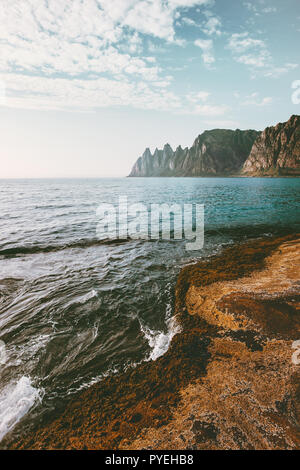 Okshornan picchi e Mare di Norvegia paesaggio Senja isole viaggi mare estate vista panoramica Foto Stock