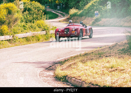 PESARO COLLE SAN BARTOLO , Italia - Maggio 17 - 2018 : Alfa Romeo 6C 2500 SS CORSA 1939 su una vecchia macchina da corsa nel rally Mille Miglia 2018 il famoso italiano Foto Stock