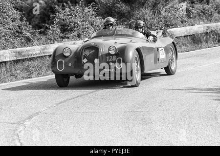 PESARO COLLE SAN BARTOLO , Italia - Maggio 17 - 2018 : Alfa Romeo 6C 2500 SS CORSA 1939 su una vecchia macchina da corsa nel rally Mille Miglia 2018 il famoso italiano Foto Stock