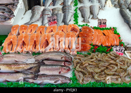 Salmone e gamberetti per la vendita in un mercato di Londra, Regno Unito Foto Stock