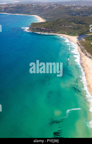 Vista aerea di Burwood e Dudley Beach in Newcastle NSW Australia. Questo tratto di costa è solo a pochi km a sud del centro della città e offre oppor Foto Stock