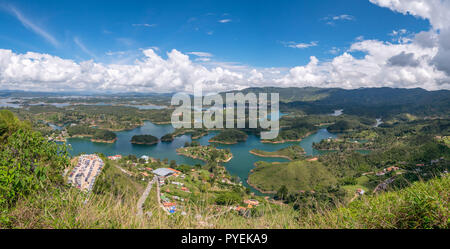 Il lago di Guatape dal Rock di Guatape (Piedra del Penol) a Medellin, Colombia Foto Stock