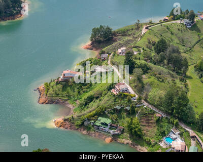 Il lago di Guatape dal Rock di Guatape (Piedra del Penol) a Medellin, Colombia Foto Stock