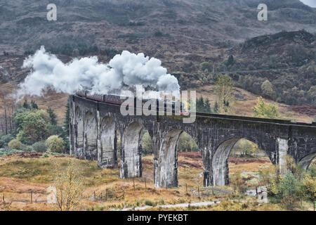 Il Giacobita Fort William a Mallaig Scenic Railway passando il Glen Finnan viadotto guidato da LMS Classe 5MT 4-6-0 45157, il Glasgow Highlander Foto Stock