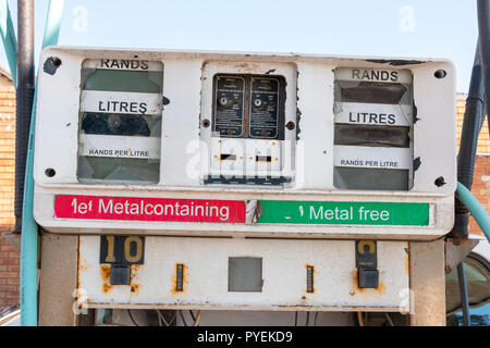 Una vista ravvicinata della parte anteriore di una vecchia pompa di benzina in un garage abandened Foto Stock