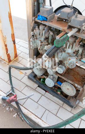 Una vista ravvicinata della parte interna del engene elecrtrical e cablaggio di un vecchio arrugginito pompa di benzina con la nosels ancora accoppiati Foto Stock