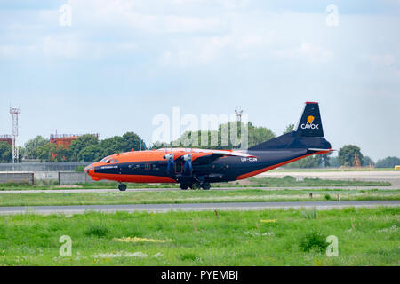 Regione di Kiev, Ucraina - 1 Agosto 2018: Antonov An-12 cargo aereo è il rullaggio sulla pista dell'aeroporto Foto Stock