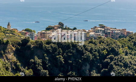 Vista panoramica di Corniglia nel Parco Naturale delle Cinque Terre, Liguria, Italia Foto Stock