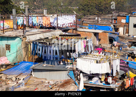 Un open air servizio lavanderia in Mumbai della baraccopoli, India Foto Stock