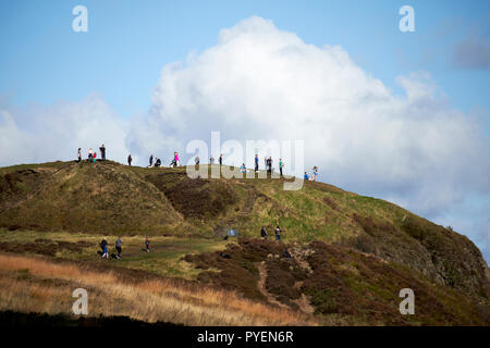 I turisti e gli amanti delle passeggiate fuori su mcarts fort alla sommità della collina di grotta su una soleggiata domenica mattina, Belfast, Irlanda del Nord Foto Stock