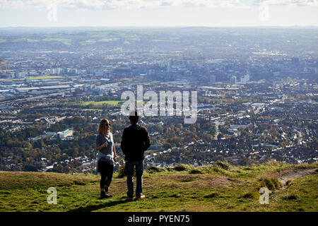Turista giovane su mcarts fort alla sommità della grotta di collina che si affaccia su belfast su una soleggiata domenica mattina, Belfast, Irlanda del Nord Foto Stock