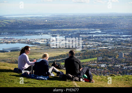 Famiglia avente picnic sulla mcarts fort alla sommità della grotta di collina che si affaccia su belfast su una soleggiata domenica mattina, Belfast, Irlanda del Nord Foto Stock