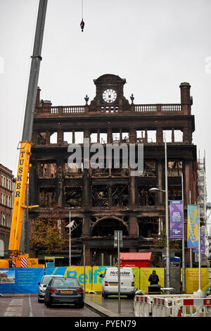 La bruciata ex Primark banca la costruzione di edifici e la zona di esclusione a Belfast City Centre Irlanda del Nord Foto Stock