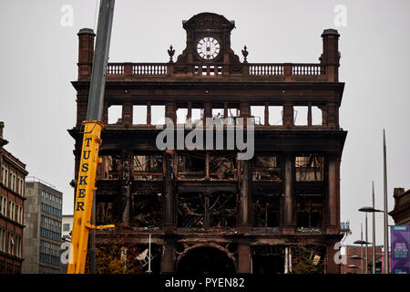 Torre dell'orologio sul bruciato ex Primark banca la costruzione di edifici in Belfast City Centre Irlanda del Nord Foto Stock