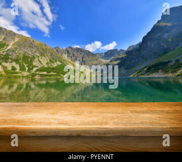 Svuotare tavolo in legno e montagne paesaggio in background Foto Stock