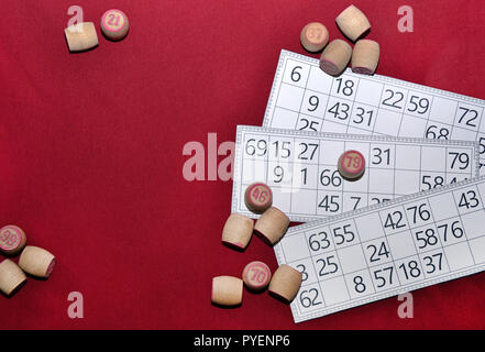 Il gioco del bingo è costituito da schede e barili con i numeri su uno sfondo di colore rosso, il gioco del lotto russo Foto Stock