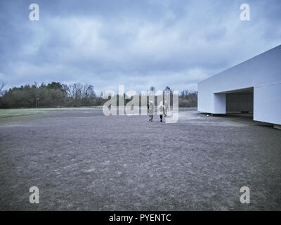 Orianenburg, Germania - 12 dicembre 2017: le persone ad esplorare il campo presso il campo di concentramento di Sachsenhausen Foto Stock