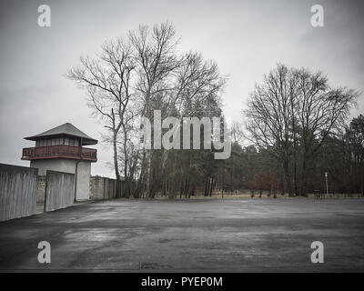 Orianenburg, Germania - 12 dicembre 2017: un assedio torre presso il campo di concentramento di Sachsenhausen Foto Stock