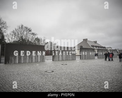 Oranienburg, Germania - 12 dicembre 2017: ingresso del campo di concentramento di Sachsenhausen. Le persone sono in attesa di entrare all'interno del camp Foto Stock