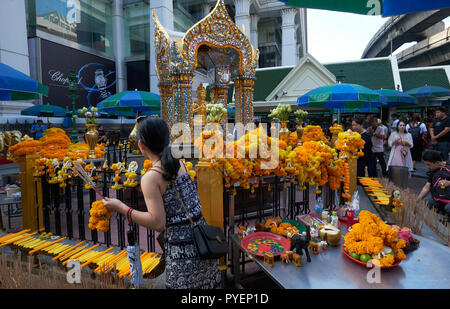 Il Santuario di Erawan accanto al Grand Hyatt Erawan Hotel a Bangkok, Thailandia, dedicato a Phra Phrom, la versione thailandese del creatore indù dio Brahma Foto Stock