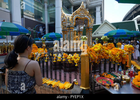 Il Santuario di Erawan accanto al Grand Hyatt Erawan Hotel a Bangkok, Thailandia, dotate di Phra Phrom, la versione tailandese degli Indù dio creatore Brahma Foto Stock