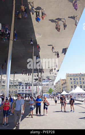 Un semplice 'pavilion", un punto di incontro e benvenuto ombra accanto al Vieux Port a Marsiglia in acciaio inossidabile lucido crea un soffitto a specchio Foto Stock