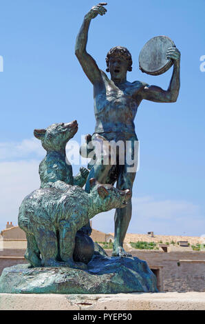 Scultura in bronzo, noto come Le Dresseur d'Ourson, Orso Trainer, da Louis Botinelly, installato nel 1945 vicino a Fort St Jean, Marsiglia, Francia Foto Stock