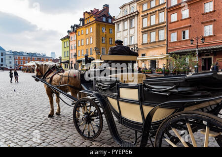 Un uomo con il tradizionale carrello attende per i turisti su 20 ottobre 2017 nella città vecchia di Varsavia, Polonia. Foto Stock