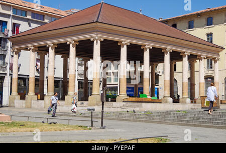 La Halle Puget, vicino al vecchio porto di Marsiglia, un semplice, elegante struttura costruita nel 1672 e restaurato al suo aspetto originale nel 1987. Foto Stock