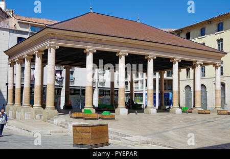 La Halle Puget, vicino al vecchio porto di Marsiglia, un semplice, elegante struttura costruita nel 1672 e restaurato al suo aspetto originale nel 1987. Foto Stock