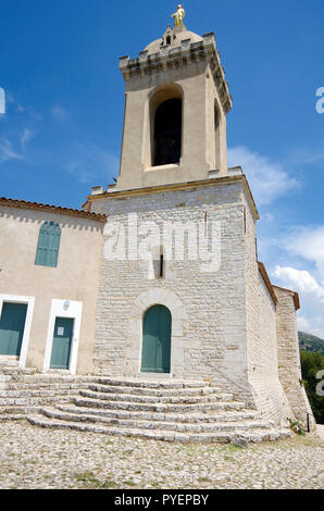 La piccola chiesa di pellegrinaggio noto come Notre-Dale-du-Chateau d'Allauch su una ripida collina sopra la piccola città di Allauch nei pressi di Marsiglia Foto Stock