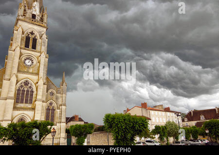 Minaccioso e molto veloci nuvole temporalesche edificazione sopra la città di Montmorillon, in Vienne Francia occidentale nel giugno 2018. Foto Stock