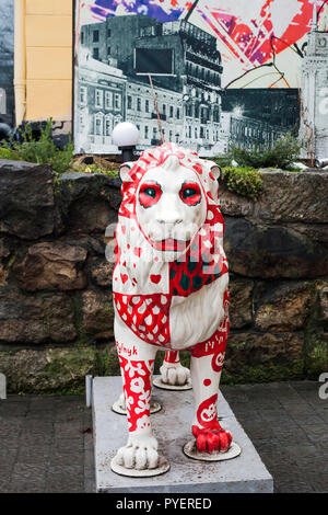 Lviv, Ukraune - 24 dicembre 2017: Lion scultura dipinta in piedi su una strada di città Foto Stock